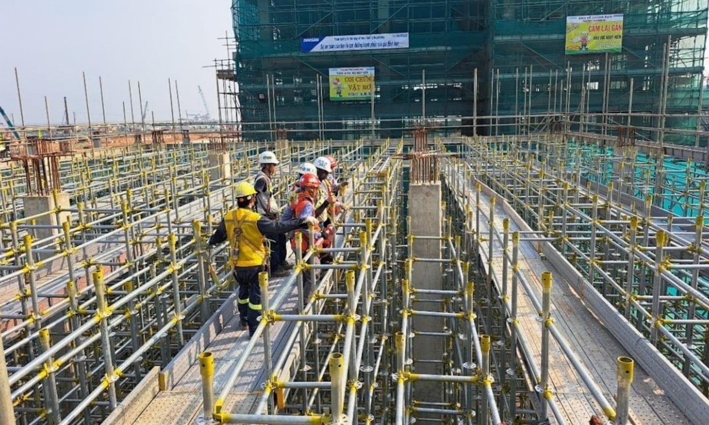 Công nhân thi công giàn giáo Ringlock tại công trình cao tầng - Cát Anh